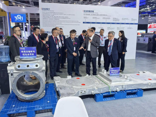 中国机械联CMIF领导莅临c7在线登录展位参观指导